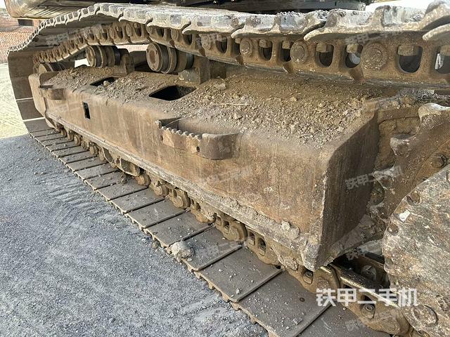 單側(cè)履帶整體(整機(jī)外觀) 單側(cè)履帶整體(整機(jī)外觀)
