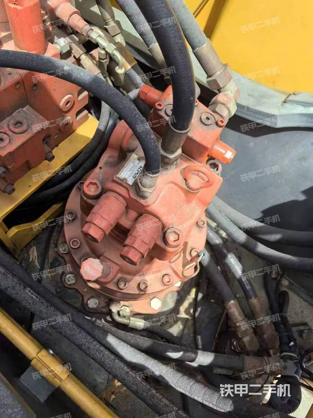 回转马达和主控阀（整机外观）