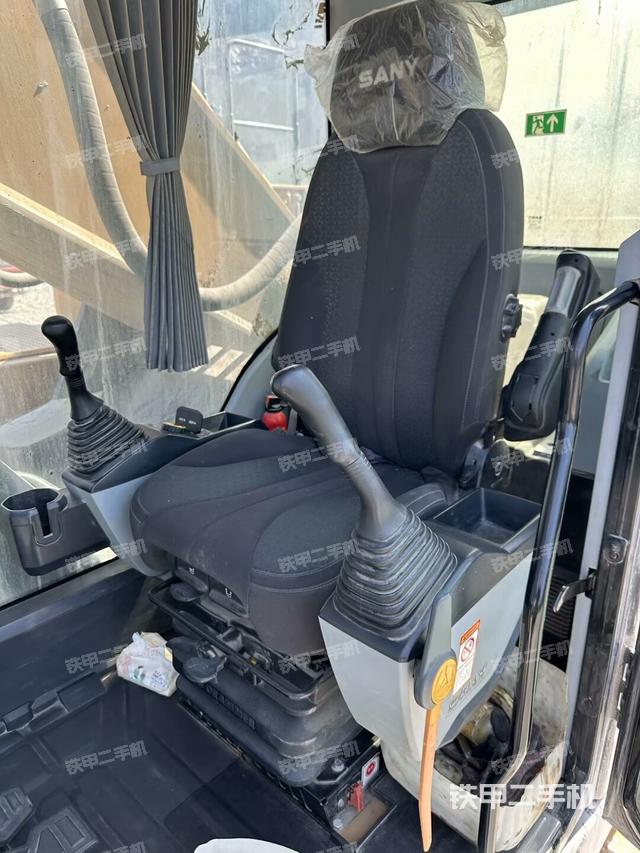 駕駛室整體(整機外觀) 駕駛室整體(整機外觀)