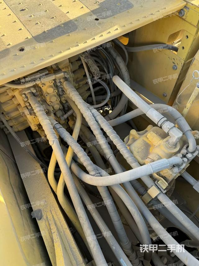 回轉(zhuǎn)馬達(dá)和主控閥（整機(jī)外觀）