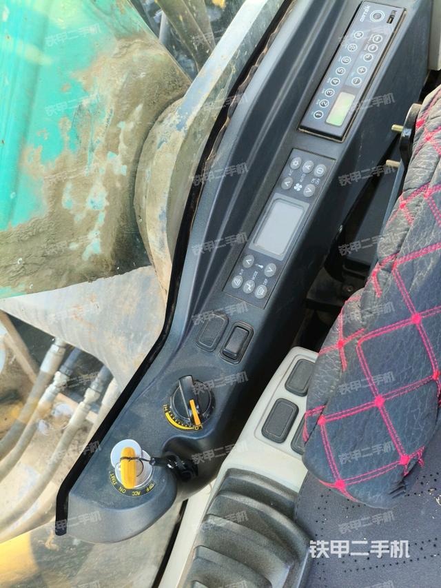 座椅左側(cè)控制臺/音響/含左手柄(駕駛室部分) 座椅左側(cè)控制臺/音響/含左手柄(駕駛室部分)