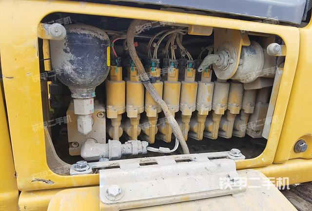 回转马达和主控阀（整机外观）