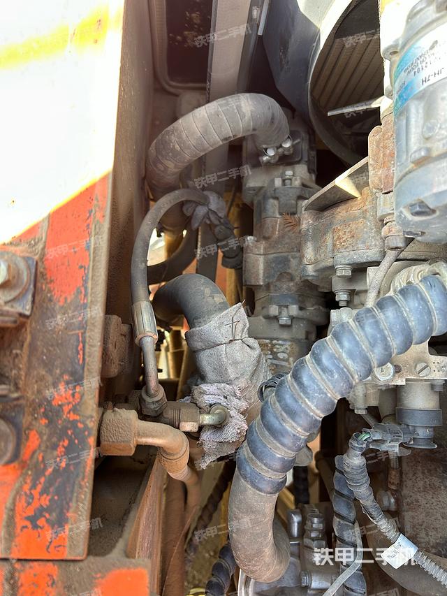 液压泵舱室正面整体（整机外观）