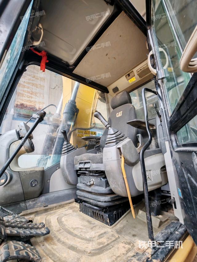 駕駛室整體(整機(jī)外觀) 駕駛室整體(整機(jī)外觀)