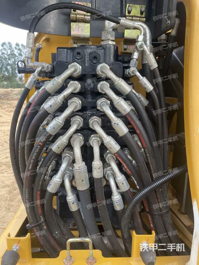 回转马达和主控阀（整机外观）