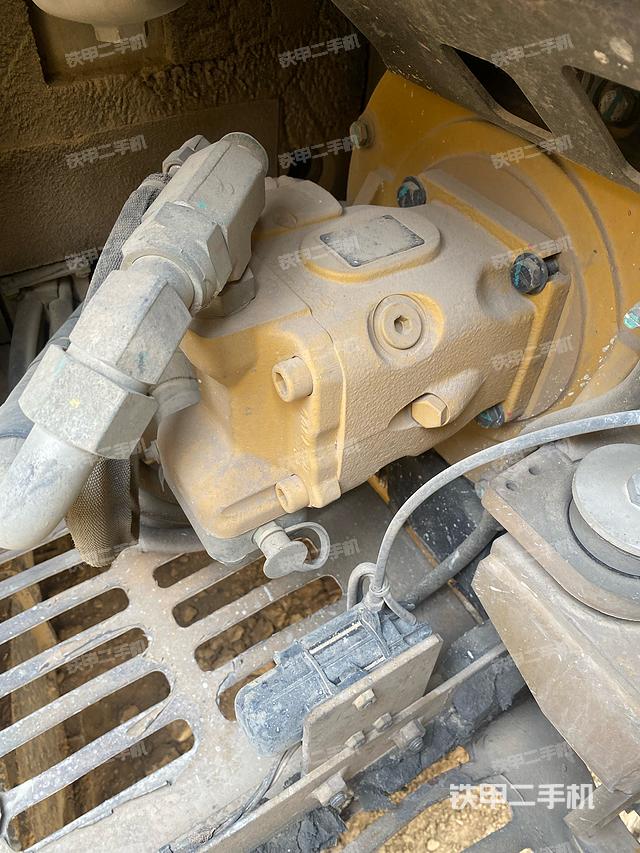 液壓泵艙室正面整體(整機(jī)外觀) 液壓泵艙室正面整體(整機(jī)外觀)