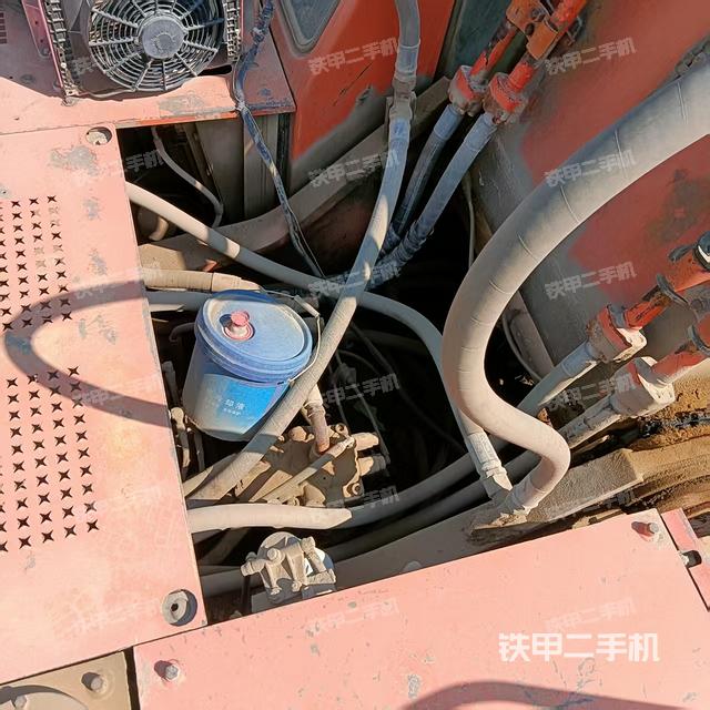 回轉(zhuǎn)馬達(dá)和主控閥（整機(jī)外觀）