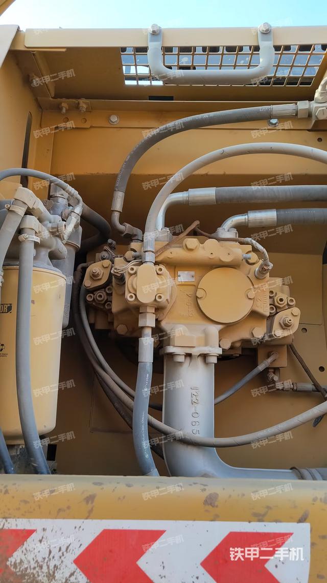 液壓泵艙室正面整體（整機(jī)外觀）