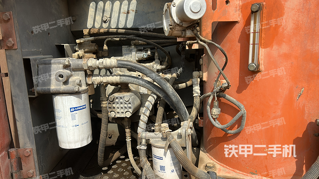 液压泵舱室正面整体（整机外观）