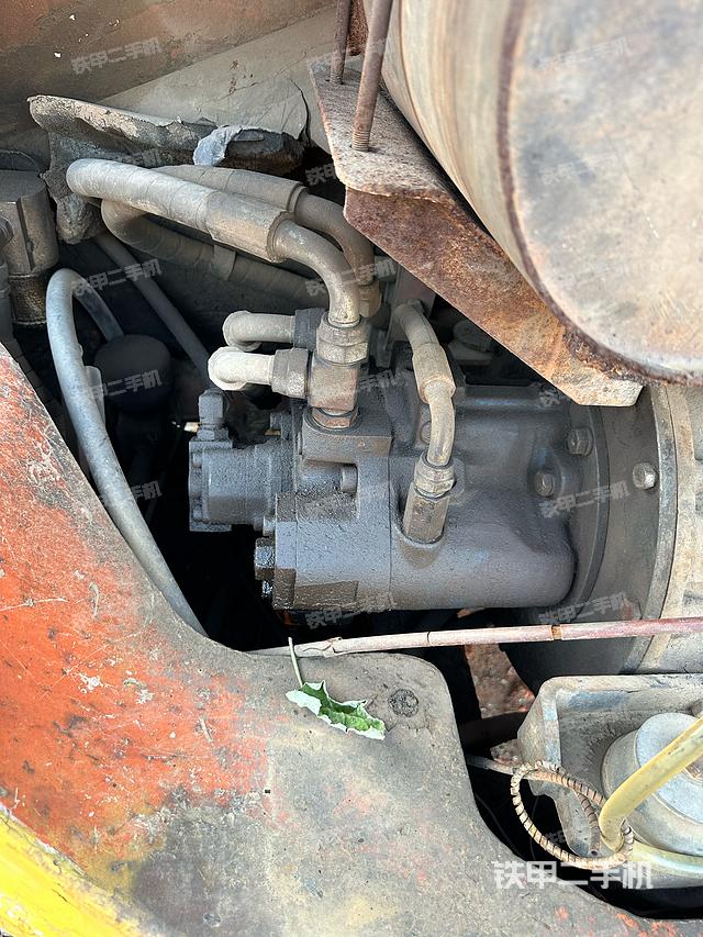 液压泵舱室正面整体（整机外观）