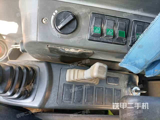 座椅右側(cè)控制臺(tái)/鑰匙門(mén)/油門(mén)/含右手柄（駕駛室部分）