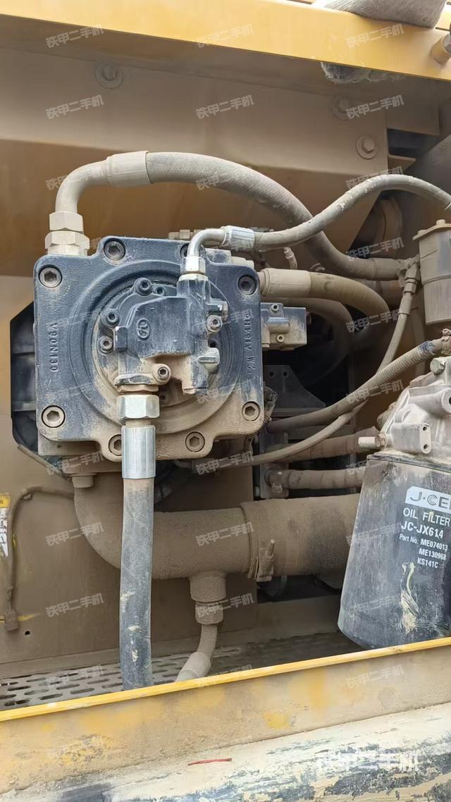 液压泵舱室正面整体（整机外观）