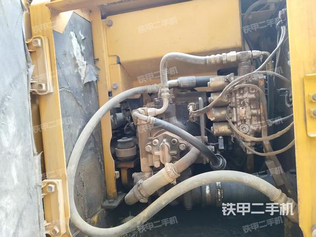 液壓泵艙室正面整體(整機外觀) 液壓泵艙室正面整體(整機外觀)