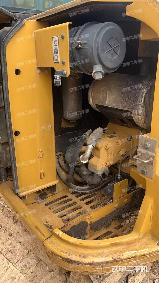 液压泵舱室正面整体（整机外观）