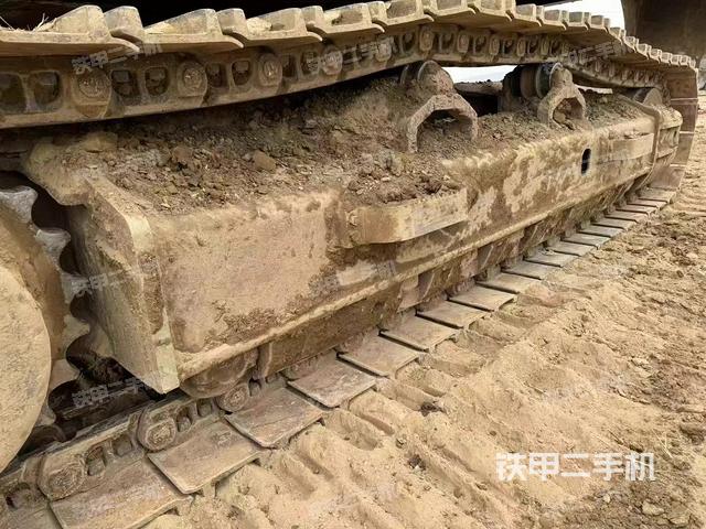 單側(cè)履帶整體(整機(jī)外觀) 單側(cè)履帶整體(整機(jī)外觀)
