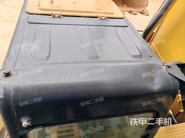 駕駛室頂部(整機(jī)外觀) 駕駛室頂部(整機(jī)外觀)