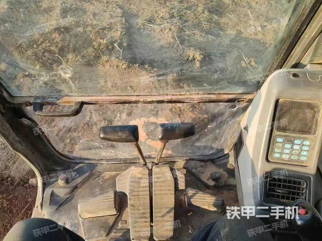 駕駛室整體(整機(jī)外觀) 駕駛室整體(整機(jī)外觀)