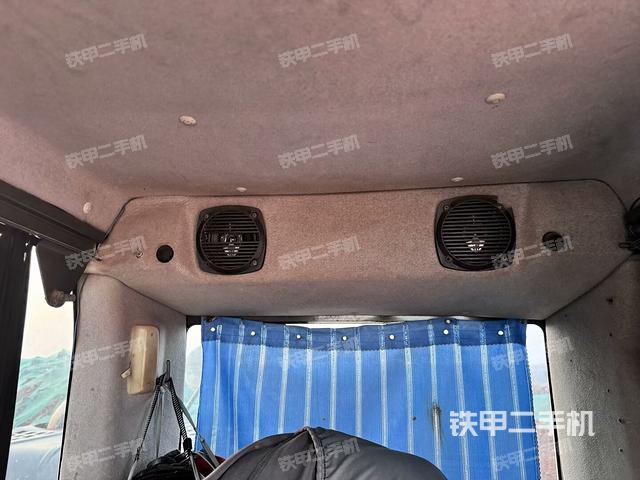 行走控制手柄和踏板?俯拍（駕駛室部分）