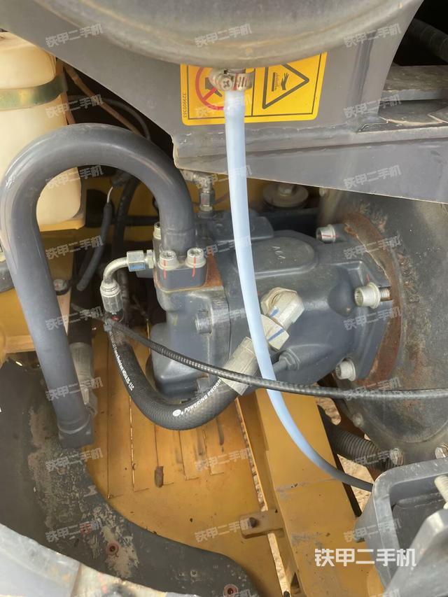 液压泵舱室正面整体（整机外观）