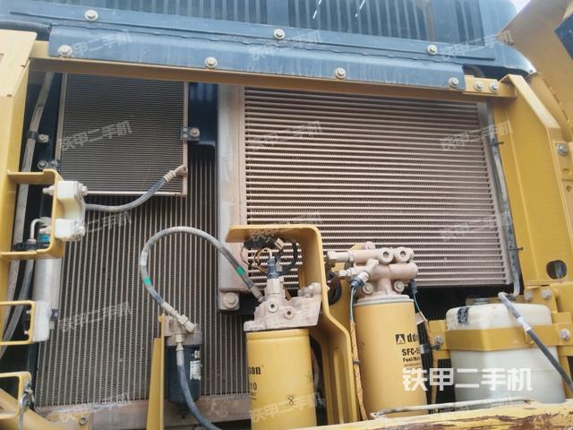 散熱器正面(大件艙室) 散熱器正面(大件艙室)