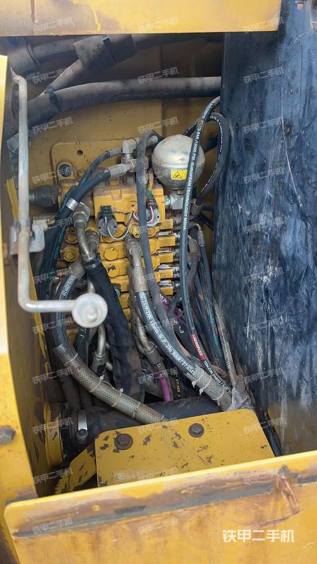 回转马达和主控阀（整机外观）