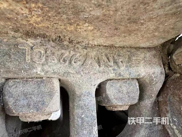 駕駛室頂部(整機(jī)外觀) 駕駛室頂部(整機(jī)外觀)