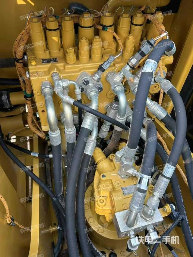 回轉(zhuǎn)馬達和主控閥（整機外觀）