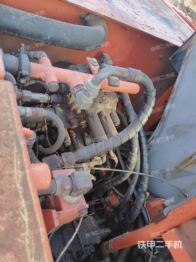 回转马达和主控阀（整机外观）