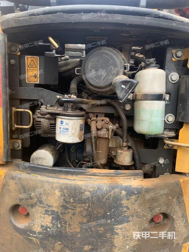 液壓泵艙室正面整體（整機外觀）