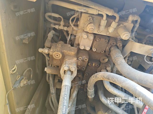 回轉(zhuǎn)馬達(dá)和主控閥(整機(jī)外觀) 回轉(zhuǎn)馬達(dá)和主控閥(整機(jī)外觀)