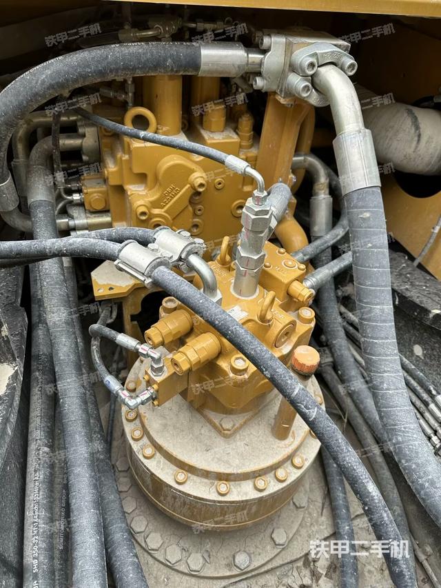 回轉(zhuǎn)馬達(dá)和主控閥（整機(jī)外觀）