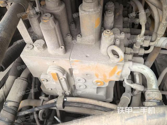 回转马达和主控阀（整机外观）