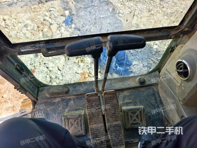 行走控制手柄和踏板?俯拍(駕駛室部分) 行走控制手柄和踏板?俯拍(駕駛室部分)
