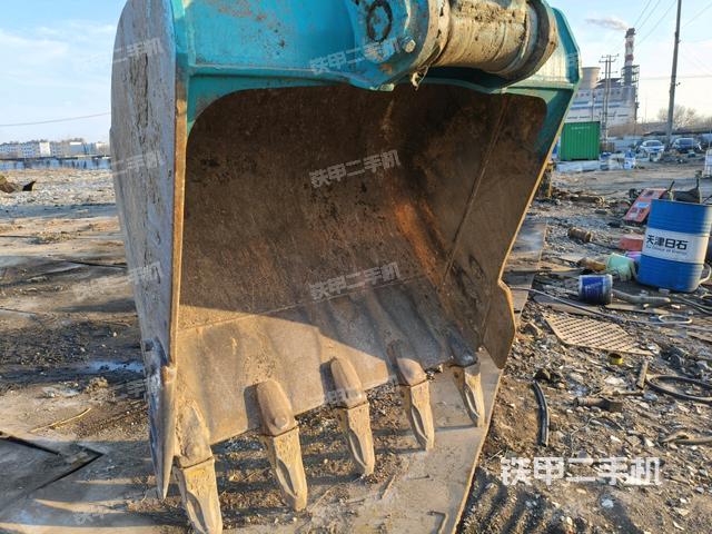 鏟斗右后整體(工作和回轉(zhuǎn)裝置) 鏟斗右后整體(工作和回轉(zhuǎn)裝置)
