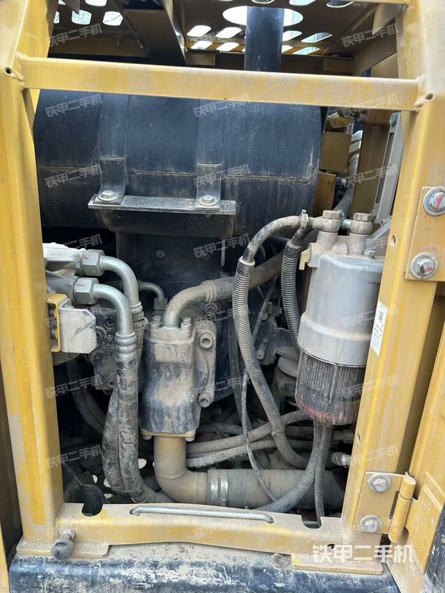 液压泵舱室正面整体（整机外观）