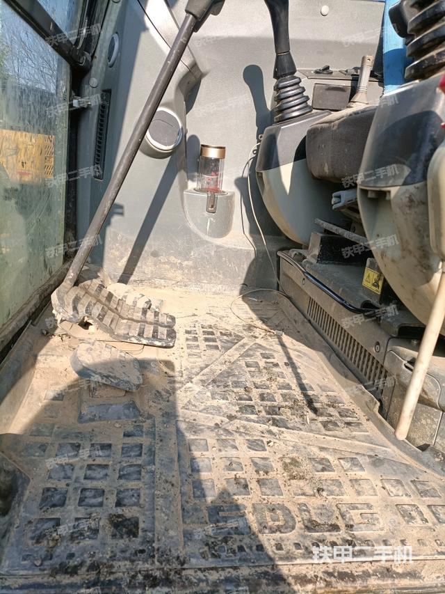 行走控制手柄和踏板?俯拍（駕駛室部分）