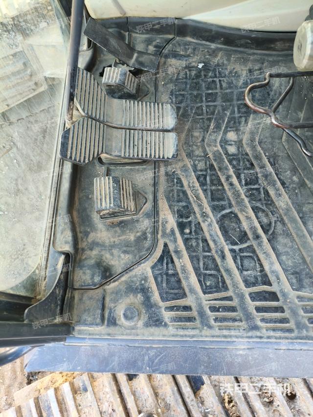 行走控制手柄和踏板?俯拍(駕駛室部分) 行走控制手柄和踏板?俯拍(駕駛室部分)