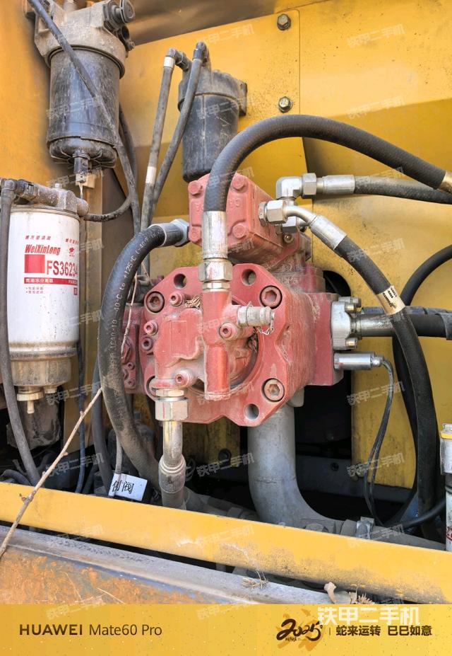 液壓泵艙室正面整體（整機外觀）