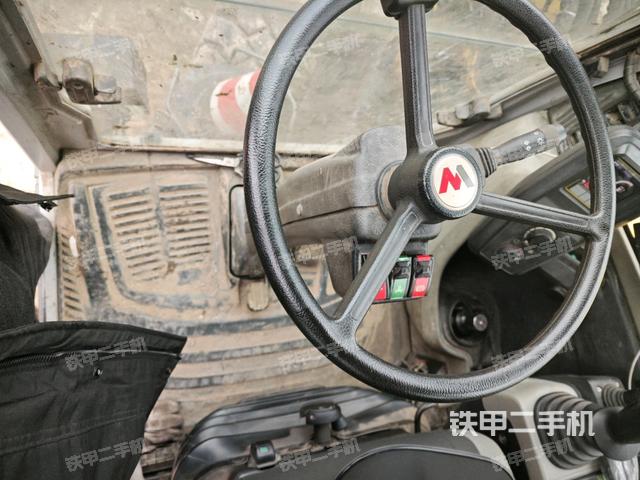 行走控制手柄和踏板?俯拍(駕駛室部分) 行走控制手柄和踏板?俯拍(駕駛室部分)