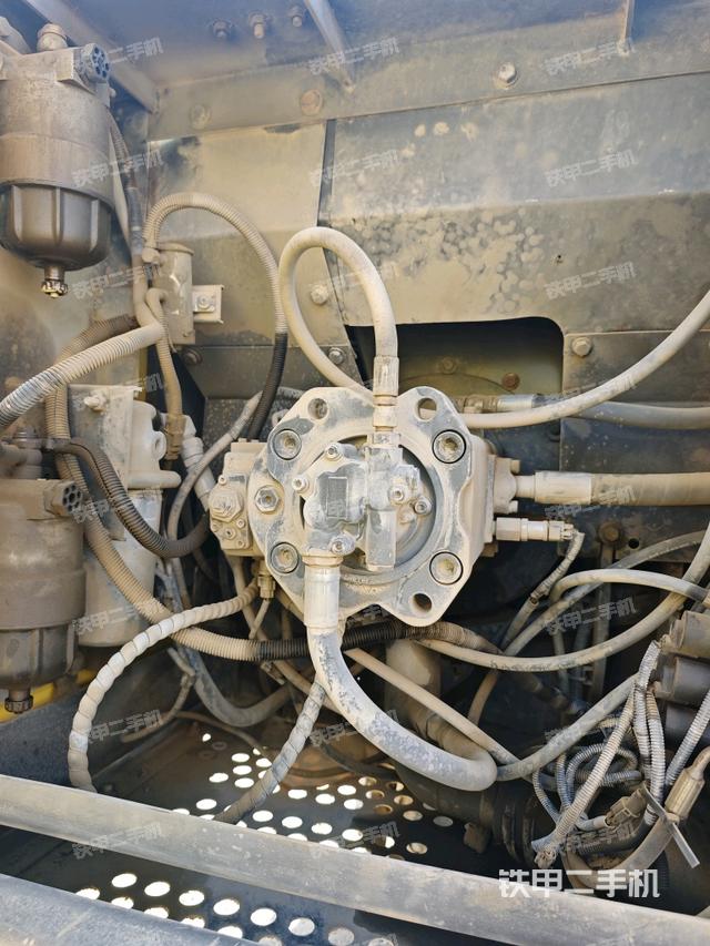 液壓泵艙室正面整體(整機外觀) 液壓泵艙室正面整體(整機外觀)