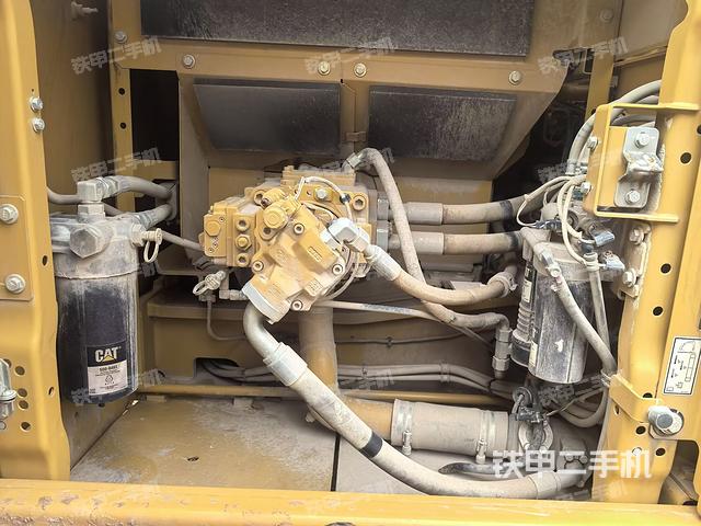 液壓泵艙室正面整體（整機外觀）