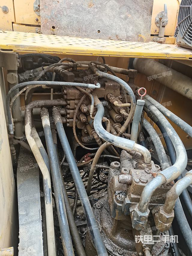 回转马达和主控阀（整机外观）