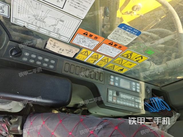 駕駛室整體(整機(jī)外觀) 駕駛室整體(整機(jī)外觀)