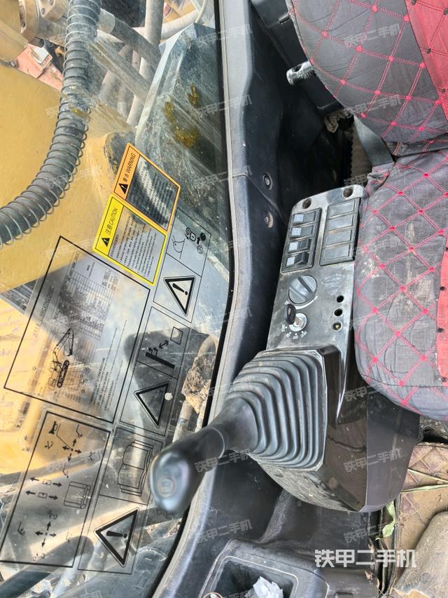 行走控制手柄和踏板?俯拍（駕駛室部分）