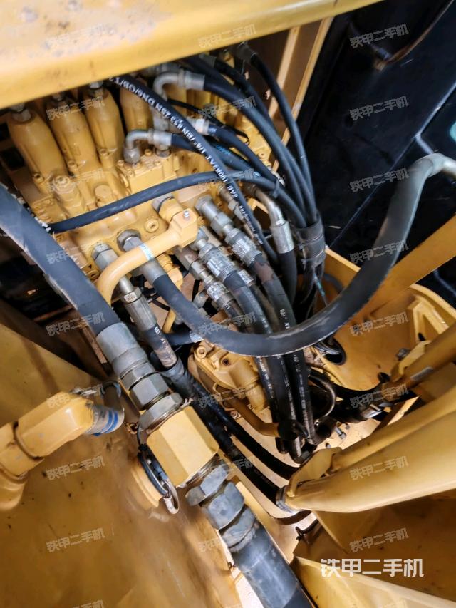 回轉(zhuǎn)馬達(dá)和主控閥(整機(jī)外觀) 回轉(zhuǎn)馬達(dá)和主控閥(整機(jī)外觀)