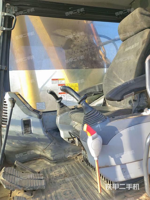 駕駛室整體(整機(jī)外觀) 駕駛室整體(整機(jī)外觀)