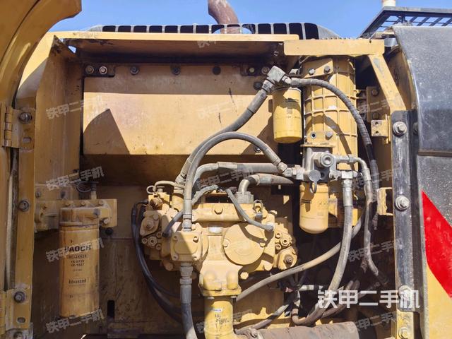 液壓泵艙室正面整體(整機(jī)外觀) 液壓泵艙室正面整體(整機(jī)外觀)
