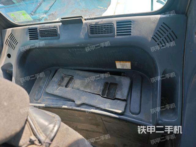 行走控制手柄和踏板?俯拍（駕駛室部分）