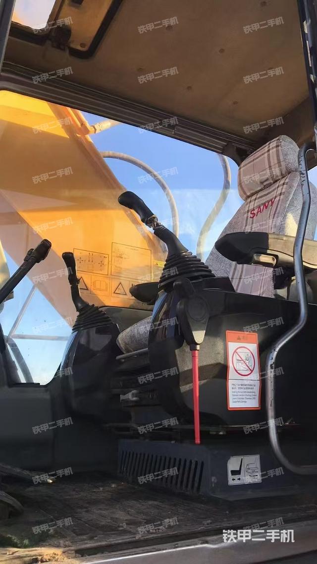 駕駛室整體(整機外觀) 駕駛室整體(整機外觀)