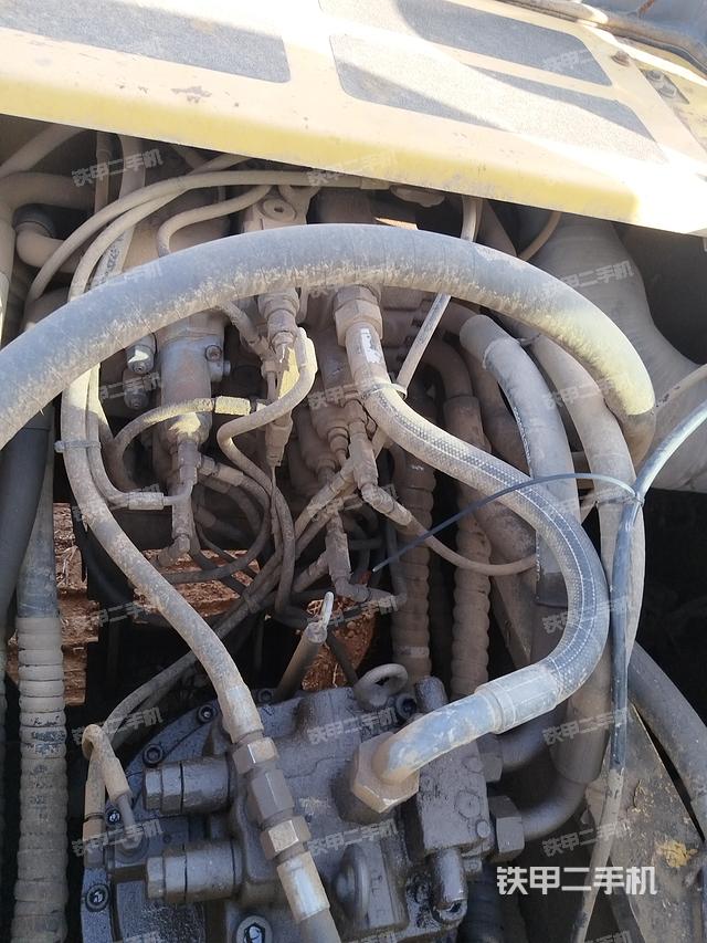 回轉(zhuǎn)馬達(dá)和主控閥（整機(jī)外觀）